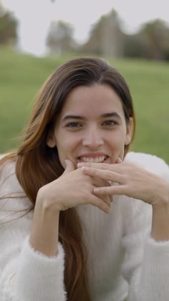 Mujer Joven Toca Cara Sonríe Ríe Hacia Cámara Aire Libre — Vídeo de stock