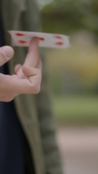 Close Mágico Mão Executando Cartão Truque Cartão Queimando Fundo Preto — Vídeo de Stock