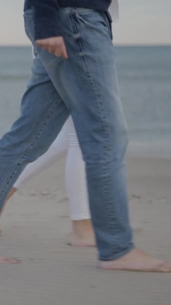 Άγνωστο Ζευγάρι Πόδια Κατά Μήκος Της Ακτής Casual Wear Αργή — Αρχείο Βίντεο