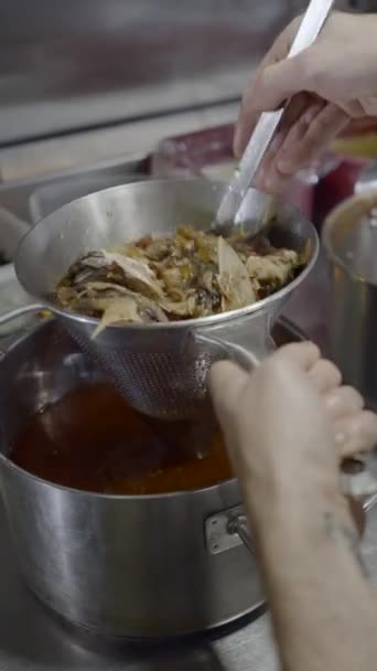 Erkek Aşçı Mutfaktaki Esrara Sos Katıyor Omzunun Üstünden Fullhd Dikey — Stok video
