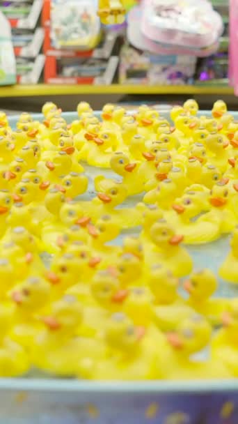 Malé Plastové Žluté Kachničky Hračka Plovoucí Vodě Hračkářství Pro Děti — Stock video