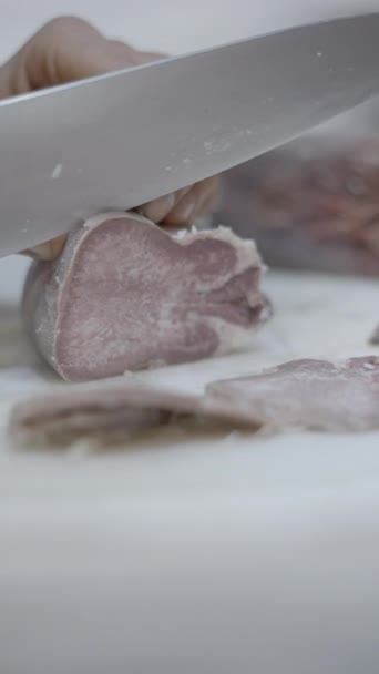 Вид Сбоку Шеф Повара Нарезающего Вяленое Мясо Кухонном Прилавке Лица — стоковое видео