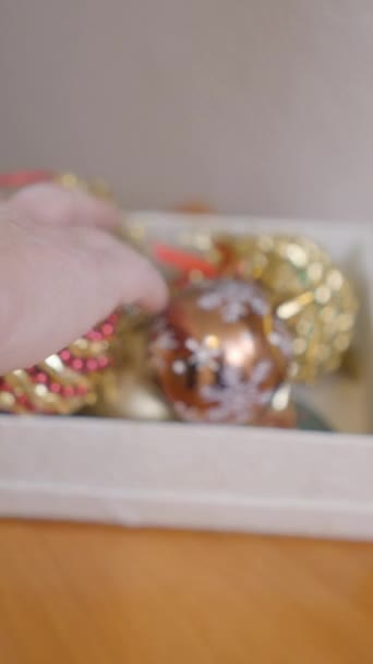 Kobieta Łapie Błyszczącą Bombę Świąteczną Pudełka Powiesza Choince Slow Motion — Wideo stockowe