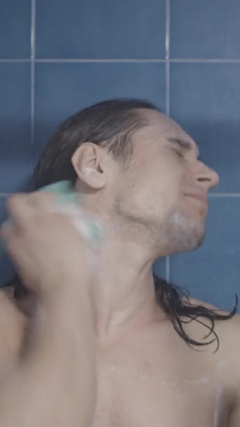 Jeune Homme Caucasien Aux Cheveux Longs Frottant Les Aisselles Dos — Video