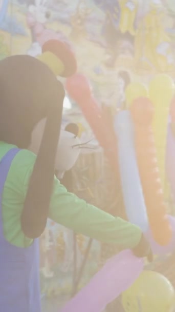 Goofy Mickey Mouse Personajes Disney Animando Gente Montando Niños Tren — Vídeo de stock