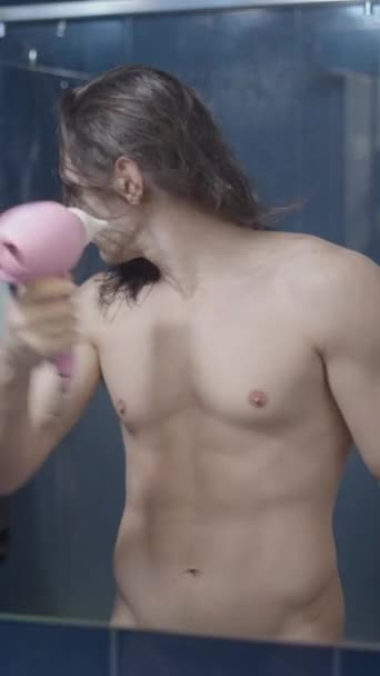 Tamamen Çıplak Metroseksüel Bir Adam Duş Aldıktan Sonra Banyo Aynasının — Stok video