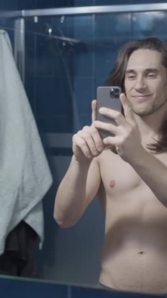Junger Nackter Mann Macht Ein Selfie Seinem Badezimmerspiegel Zeitlupenaufnahme Vertikales — Stockvideo