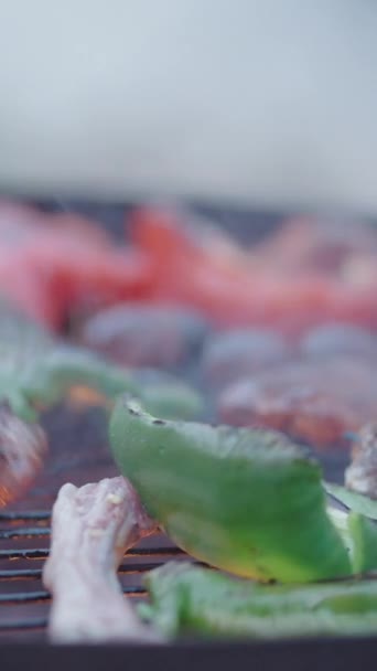 바베큐 그릴에 고기를 뒤집는 수없는 Fullhd 비디오 — 비디오
