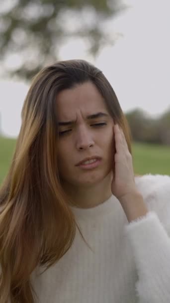 Eller Kulaklarda Gezen Genç Bir Kadın Dışarıdaki Gürültüye Tepki Olarak — Stok video