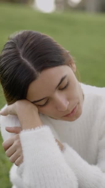 Zdjęcie Portretowe Młodej Kobiety Świeżym Powietrzu Zmęczonym Smutnym Wyrazem Twarzy — Wideo stockowe