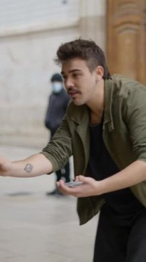 Sokaktaki Sokak Tiyatrosu Sihirbazları. Sokaktaki Sihirbazlar - FullHD Dikey Video