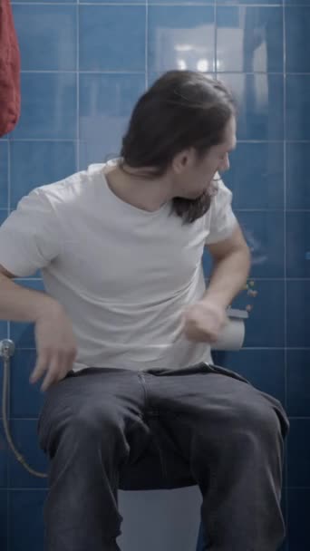 Young Caucasian Man Using His Phone Cleaning Shit Frontal Shot — Vídeo de Stock