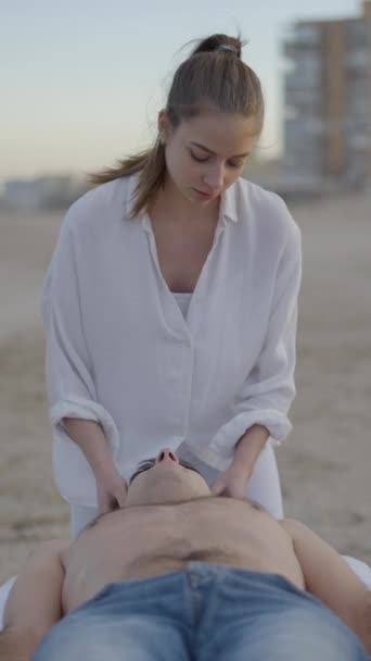 Молодой Мужчина Любит Массаж Пляже Концепция Оздоровления Ухода Телом Снимок — стоковое видео