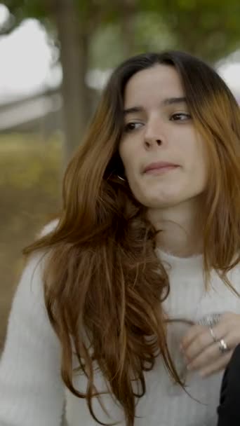 Junge Flirterin Park Berührt Haare Und Küsst Richtung Kamera 1080 — Stockvideo