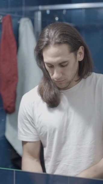 Jonge Blanke Man Poetst Zijn Tanden Badkamer Ochtend Slow Motion — Stockvideo