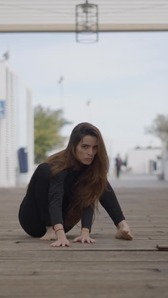 Mulher Jovem Senta Ponte Madeira Começa Rastejar Para Câmera 1080 — Vídeo de Stock