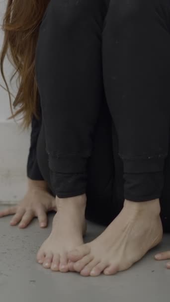 Αγνώριστη Γυναίκα Κάθεται Στη Γωνία Χέρια Και Γυμνά Πόδια Στο — Αρχείο Βίντεο