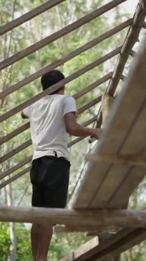 Yeni bir evin ahşap çubuğunu tamir eden inşaat işçisi - FHD dikey video - FHD dikey video