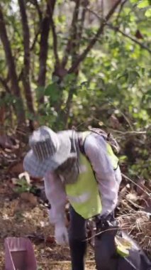 Tayland 'da tanınmayan bir kadın tarafından toplanan çöp - FHD dikey geleneksel yaşam tarzı