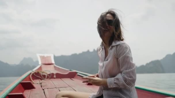 ボート上のシャツで笑顔の女性 横4Kビデオ — ストック動画