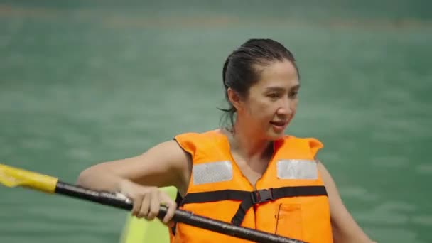 Asijská Žena Jezdí Kajaku Horizontální Video — Stock video
