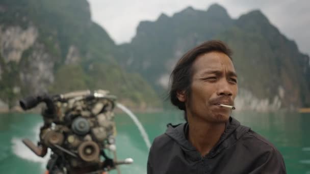 Thai Férfi Csónakmotorral Horizontal Video — Stock videók