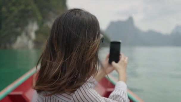 Mujer Irreconocible Graba Video Con Teléfono Móvil Horizontal Video — Vídeos de Stock