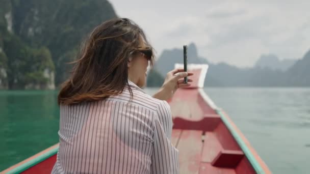 Nierozpoznawalna Kobieta Kręci Film Jeziorze Horizontal Video — Wideo stockowe