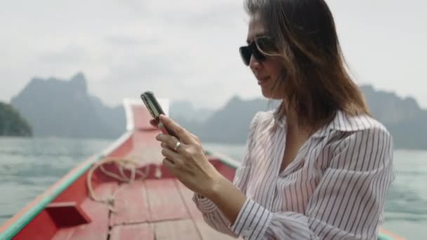 Kobieta Patrząca Telefon Komórkowy Gdy Obiektyw Się Trzęsie Horizontal Video — Wideo stockowe