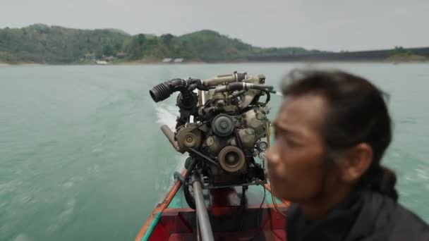動作中のボートのエンジン 水平4Kビデオ — ストック動画