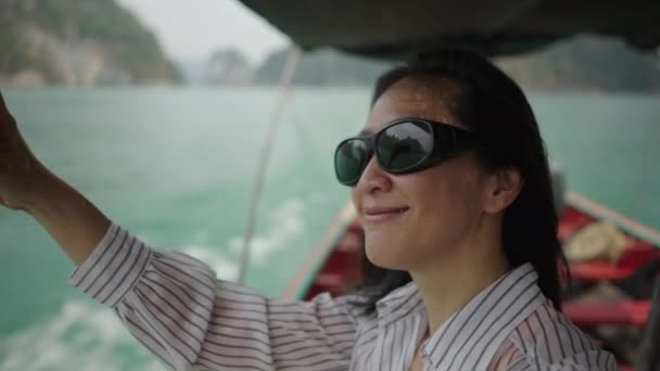 サングラスの女性はボートでセルフィーを取る 水平4Kビデオ — ストック動画