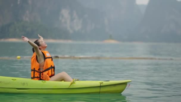 タイの美しい湖で女性が腕を上げる 横4Kビデオ — ストック動画
