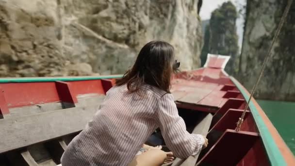 ストライプのシャツの女性がボートに座る 水平4Kビデオ — ストック動画