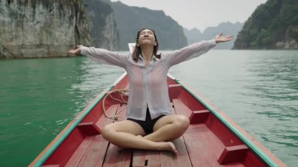 美しい湖で女性は彼女の腕を上げる 横4Kビデオ — ストック動画