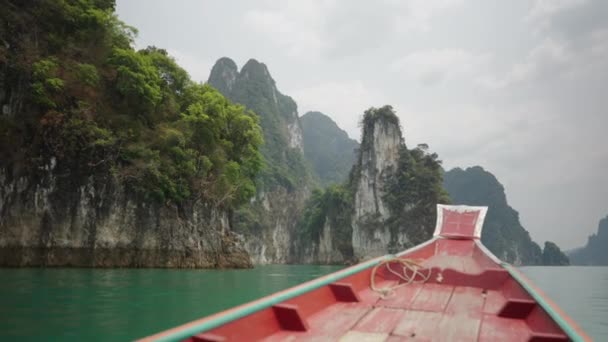 Khaosok湖の上のボートからの美しい景色 横4Kビデオ — ストック動画