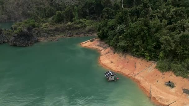 タイの湖の太陽電池パネルの空中ビュー 水平4Kビデオ — ストック動画