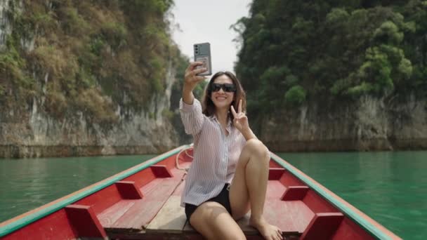 ボートで写真を撮った女性 横4Kビデオ — ストック動画