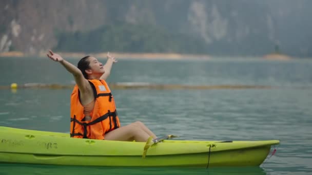 湖で女性が腕を上げる 横4Kビデオ — ストック動画