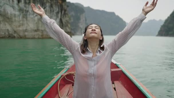 タイの女性がボートで腕を上げる 水平4Kビデオ — ストック動画