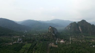 Gökyüzünden görünen yeşil bir vadi - Yatay 4K Video