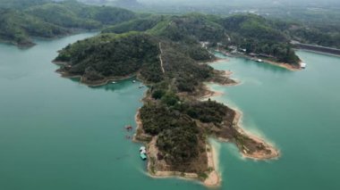 Drone bir göldeki dağlara yaklaşıyor - Yatay 4K Video