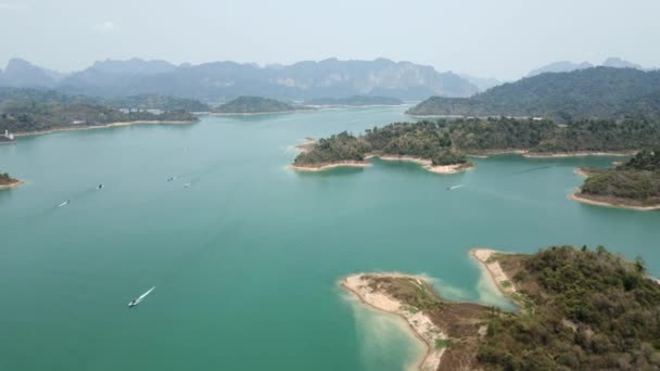 ドローンは美しいKhaosok湖をキャプチャします 横4Kビデオ — ストック動画
