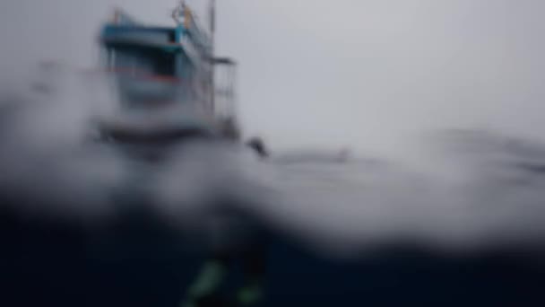 Pohled Vody Potápěčů Připravujících Ponor Horizontální Video — Stock video
