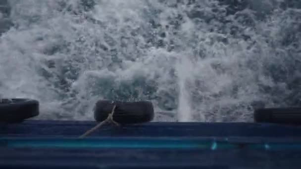 View Foam Leaving Boat Divers Underway Horizontal Video — Stock Video