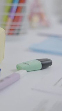 Genç bir öğrenci masasının yakın çekimi. Bütün aletleri ve kitapları masada. - 1080 dikey video