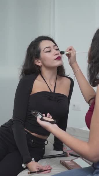 Dos Amigos Colombianos Charlando Cama Mientras Hacen Maquillaje Para Halloween — Vídeo de stock