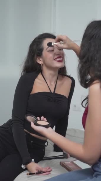 年轻的哥伦比亚女性朋友在卧室里化妆庆祝万圣节 垂直1080 — 图库视频影像