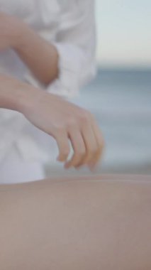 Kadın masöz, erkeğe masaj yapmak için dirsek kullanır FullHD dikey video