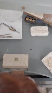 İş Aletleriyle Masada Çalışan Kadın Kuyumcu - Tepeden çekilen FullHD dikey video