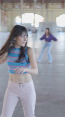 Açık havada paten kayan kızların Slomo çekimi FullHD dikey video.